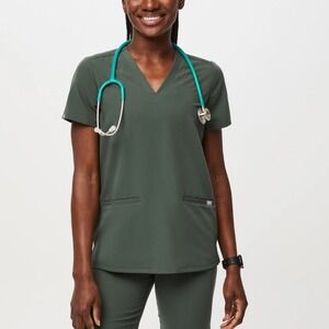 FIGS Casma Three-Pocket Scrub Top™ in Moss Women's Size Small‎